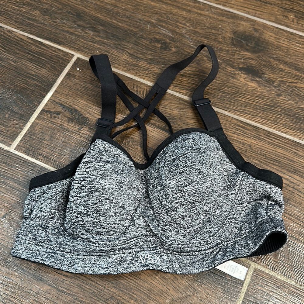 🏋️‍♀️✨ Victoria’s Secret Sports Bra - Size 32B - Black and Gray